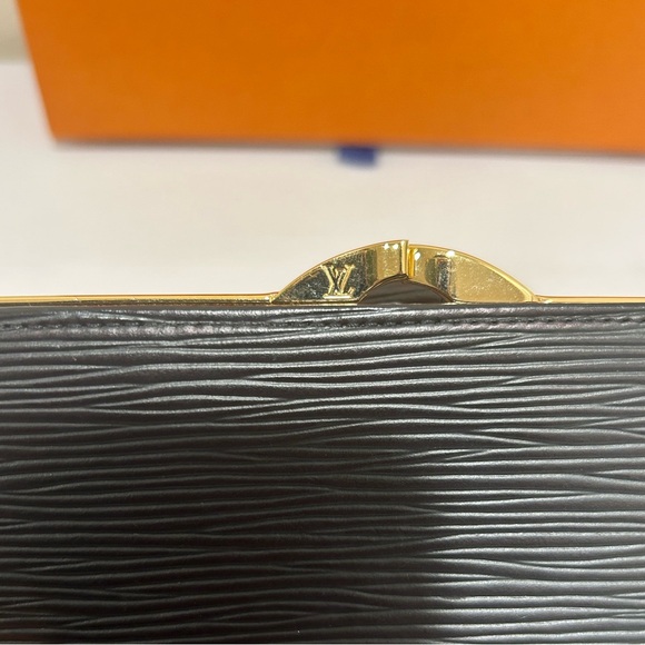 Louis Vuitton Epi Long Viennois Continental in Pristine Condition - Picture 5 of 8